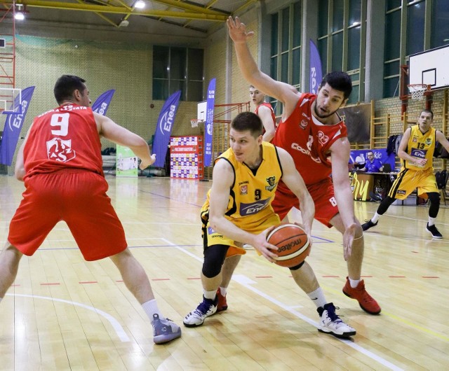 Koszykarze Żubrów Białystok (na żółto) w tym sezonie ligowym przegrali tylko raz.