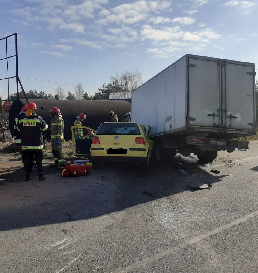 Wypadek ciężarówki z jajami w Słowiku. Jedna osoba w szpitalu, jaja na święta zniszczone