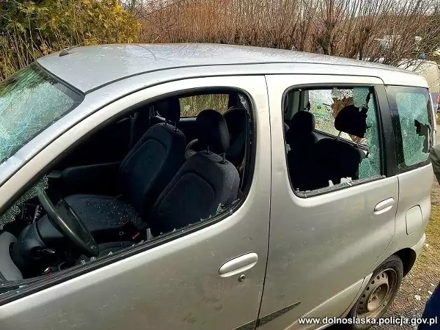 Mężczyzna wpadł w furię, gdy była partnerka zabroniła 36-latkowi widzenia dzieci. Wybił szyby w jej samochodzie i oknie w mieszkaniu.