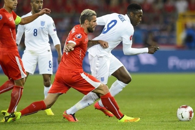 Eliminacje do ME 2016: Anglia wygrała w Bazylei ze Szwajcarią 2:0. Dwie bramki zdobył Danny Welbeck (z prawej).