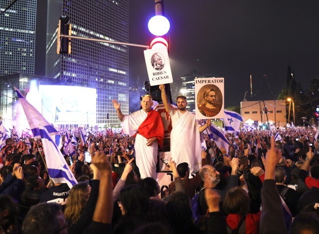 Protestujący w masce premiera Izraela i ubrany jak cesarz...