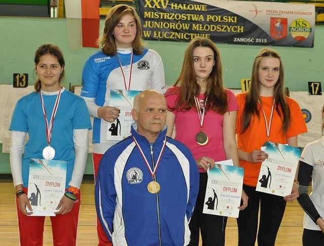 Julia Apanowicz (z prawej) na najniższym stopniu podium.