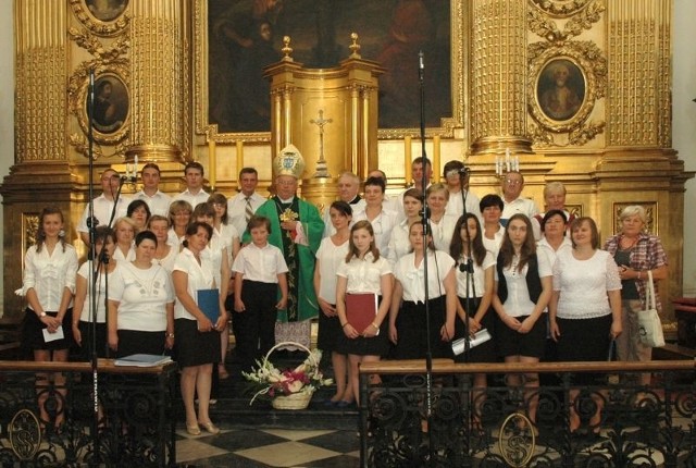 Chór parafialny z Błędowa i schola młodzieżowo - akademicka "Angelico&#8221; zaśpiewali podczas mszy odprawionej w warszawskiej bazyliki Świętego Krzyża i transmitowanej przez Polskie Radio. 