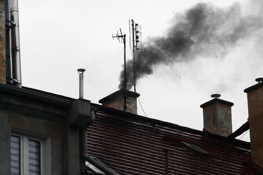 Można bezkarnie palić śmieciami? W Chrzanowie nikt nie kontroluje co ładowane jest to pieców. W Olkuszu działa straż miejska