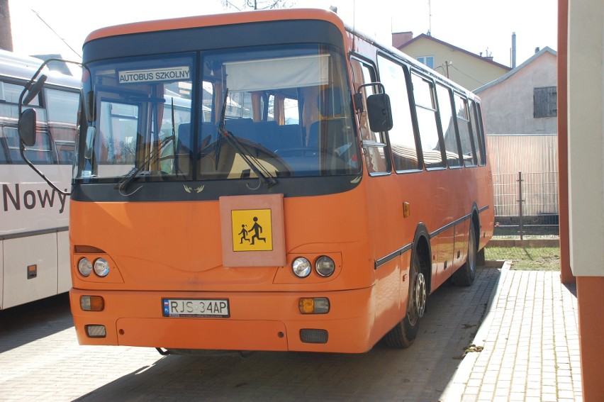 Pijany kierowca szkolnego autobusu wiózł uczniów do szkoły w Nienaszowie [ZDJĘCIA]