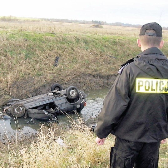 Volkswagen dachował w rzece Pogorzeliczce. Jeden z młodych pasażerów nie żyje.