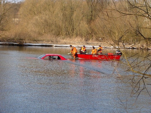 Strażacy wyłowią samochód z rzeki w  Żaganiu.