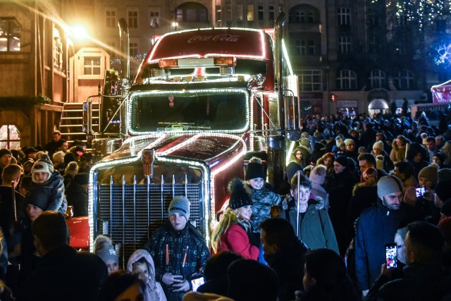 W niedzielę do Poznania dotarł świąteczny konwój Coca-Coli. Charakterystyczna, ozdobiona lampkami czerwona ciężarówki przyciągnęły na plac Wolności tłumy poznaniaków.