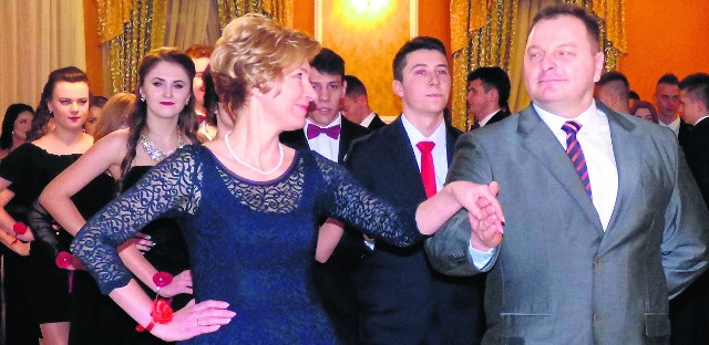 Tak... „pękła siedemnastka”! 21 stycznia 2017 roku dyrektor Lucyna Wojnowska - z Grzegorzem Owsińskim w pierwszej parze - poprowadziła studniówkowego poloneza w „budowlance”. W sobotę w Soplicowie zatańczą razem po raz osiemnasty.
