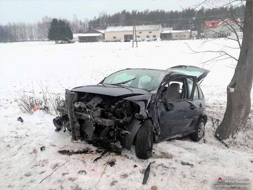 Wypadek w Cichowie: citroen uderzył w drzewo. Strażacy i policja szukali kierowcy [ZDJĘCIA]