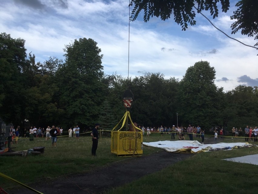 Wypadek w Parku Rady Europy w Gdyni (21.07.2019). Według nieoficjalnych ustaleń ofiara spadła podczas skoku na bungee [zdjęcia]