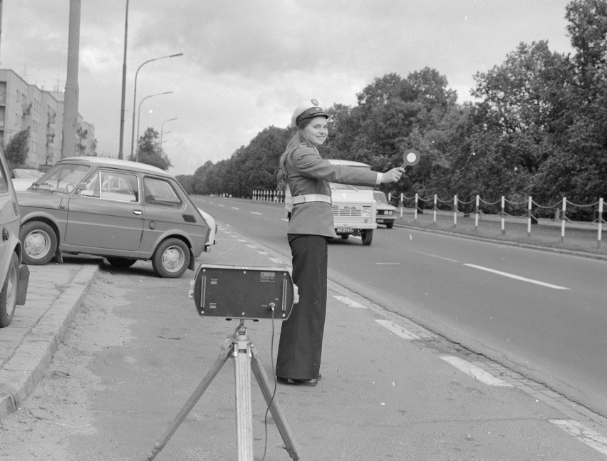 Kontrole drogówki w latach 70. Na zdjęciu: Milicjantka...