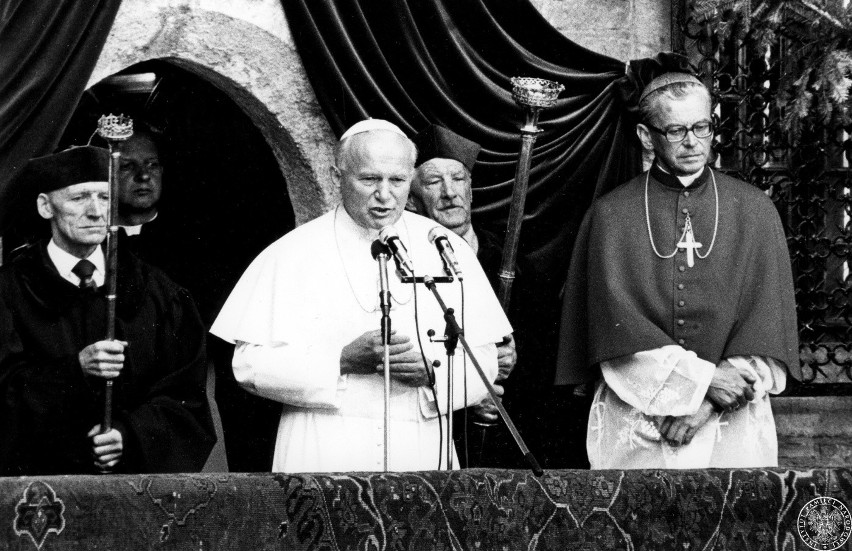 Jan Paweł II przemawia na dziedzińcu Collegium Maius...