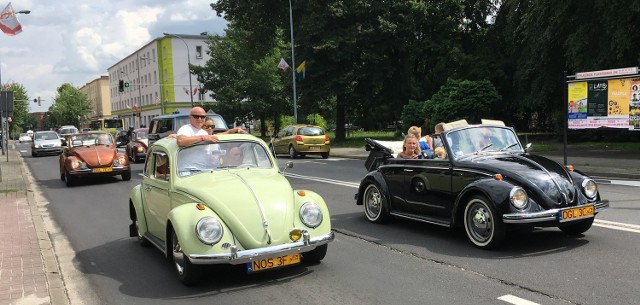 Przejazd starych volkswagenów przez ulicę Bohaterów Westerplatte w Zielonej Górze