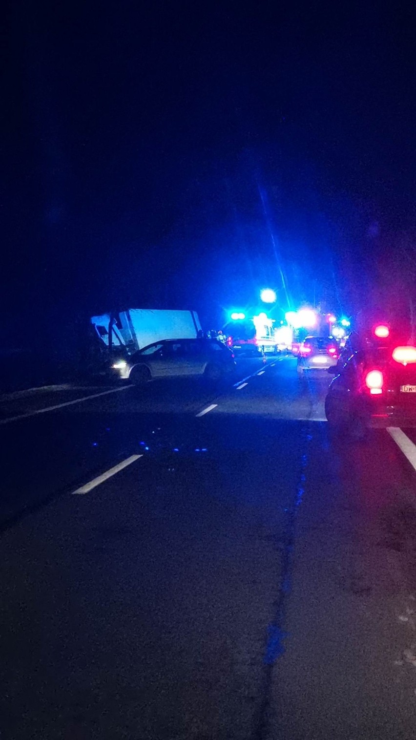 Śmiertelny wypadek pod Wrocławiem w Źródłach. Samochód osobowy zderzył się z ciężarówką