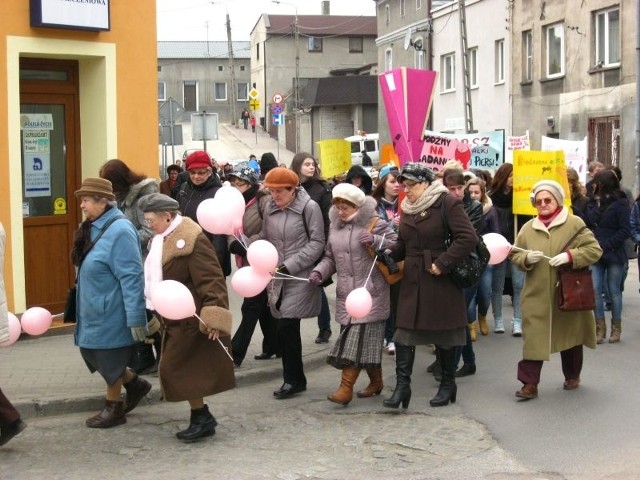 Kobiety przemaszerowały z placu Jana Pawła II do Wąbrzeskiego Domu Kultury, gdzie m.in. wysłuchały prelekcji o profilaktyce zdrowotnej