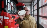 Czujnik czadu - małe i tanie urządzenie, które ratuje życie. Podkarpaccy strażacy zachęcają do posiadania w domach takich urządzeń