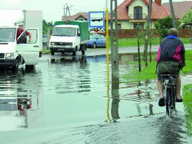 Wysokim poziomem wód Łomżyczka zmusiła władze Łomży do czasowego zamknięcia dla ruchu dwóch ulic