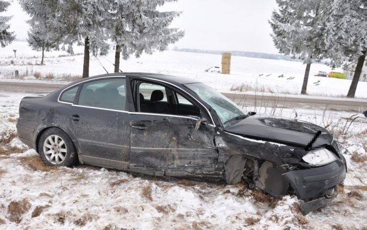 Wypadek na skrzyżowaniu. Zderzenie volkswagena z mercedesem (zdjęcia)