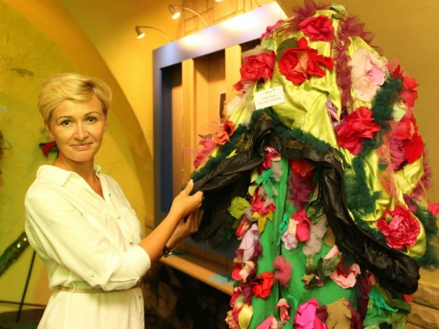 Monika Szela, dyrektor "Maski", prezentuje kostium Róży z baśni "Piękna i Bestia"- wielobarwną, różaną suknię. Scenografia A.Chadaj.