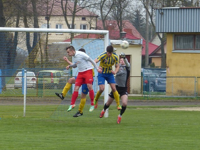 Piłkarze Tura Bielsk Podlaski (na żółto–niebiesko) pozostają na czele tabeli