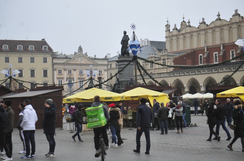 Kraków przygotowuje się na Boże Narodzenie. Stanęła choinka, w piątek zacznie się przedświąteczny kiermasz