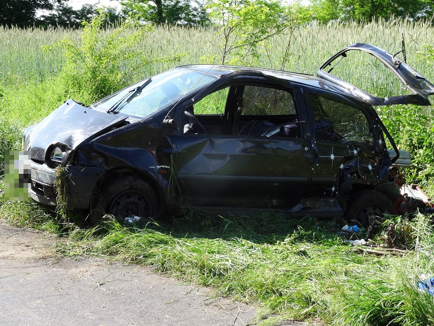 Wypadek w Podlesiu: Renault dachowało. Kierowca nie żyje [ZDJĘCIA]
