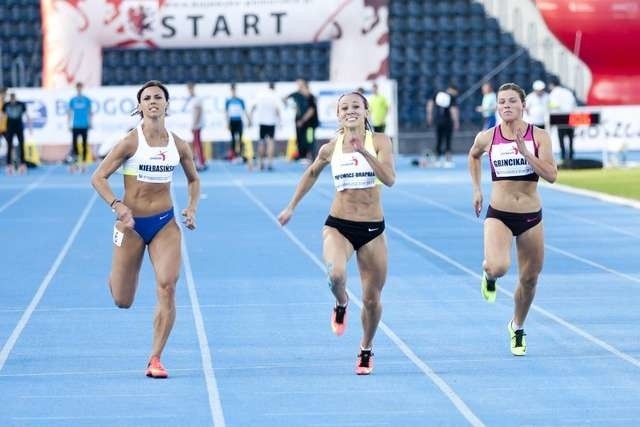 Marika Popowicz-Drapała (w środku) wraz z koleżankami ze sztafety 4x100 m zajęły 4. miejsce