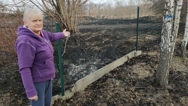 Ogień wdarł się na posesję Elżbiety Mnich. To efekt pożaru trawZobacz kolejne zdjęcia/plansze. Przesuwaj zdjęcia w prawo - naciśnij strzałkę lub przycisk NASTĘPNE