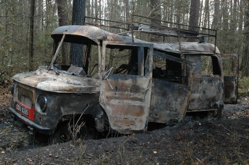 Zlodzieje ukradli i podpalili wóz strazacki w Sowczycach...