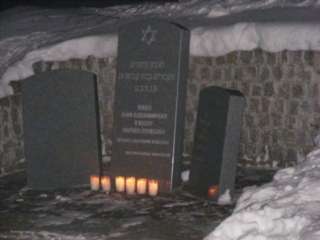 Przy pomniku upamiętniającym cmentarz żydowski zapłonęły znicze