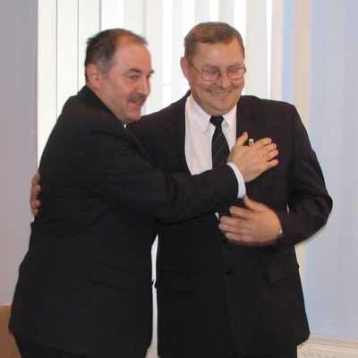 - Będę się upominał o interes gminy Sława - zapewniał Franciszek Opiela (z prawej) gratulując staroście Markowi Kozaczkowi.