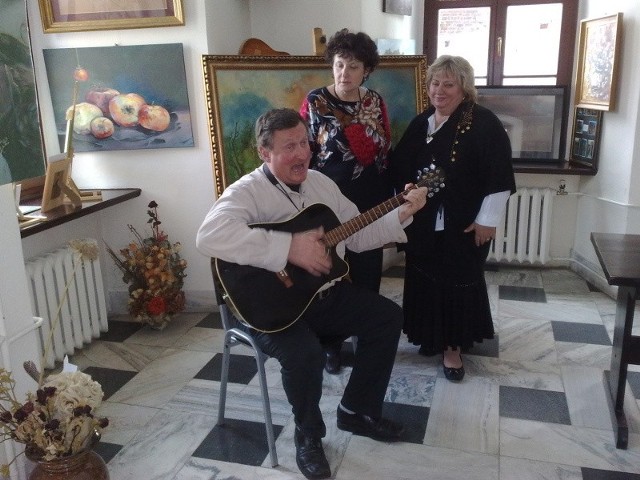 Na gitarze gra Tadeusz Kolasiński - gubiński bard