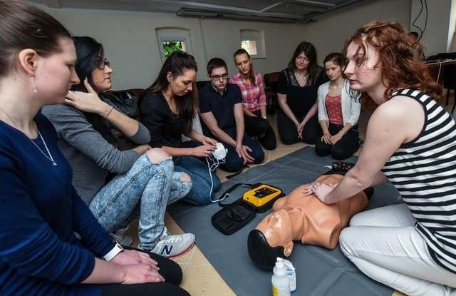 WSPR na mocy umowy z Collegium Medicum szkoli studentów medycyny. Na zdjęciu: studentki podczas doskonalenia umiejętności resuscytacji