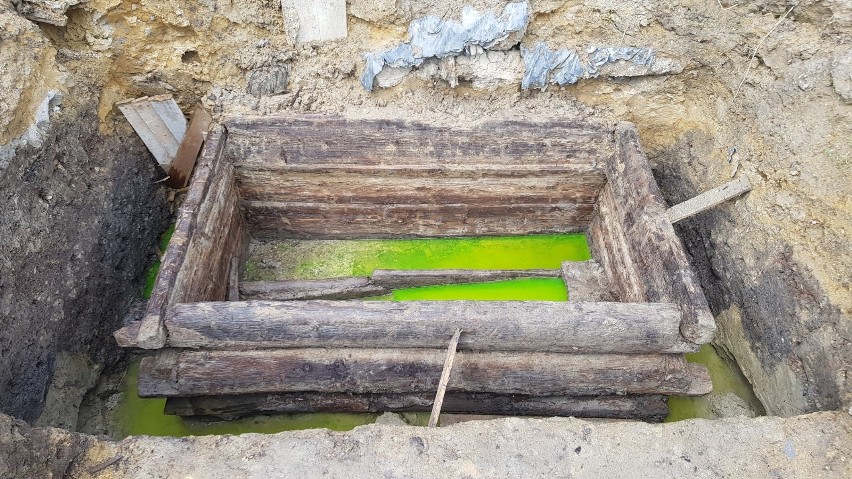 W dolnej studni można zaobserwować wodę w kolorze zielonym....