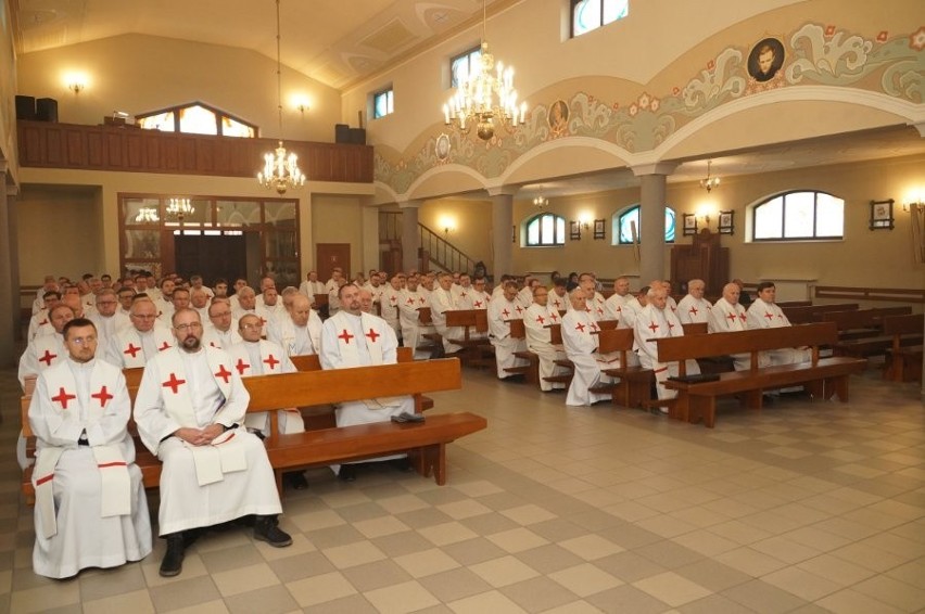 Kapłani z diecezji kieleckiej pielgrzymowali do sanktuarium we Włoszczowie. Był też biskup Jan Piotrowski [ZDJĘCIA]