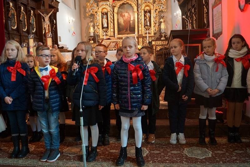 Święto Niepodległości 2019  w Chęcinach. Pieśni patriotyczne w kościele parafialnym i uroczysty przemarsz ulicami miasta. 