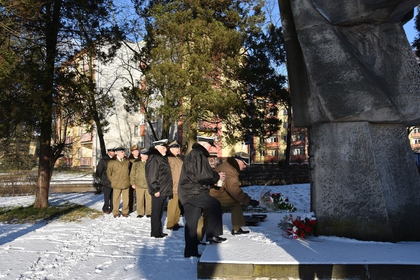 Ludzie lewicy ze Starachowic uczcili rocznicę wyzwolenia miasta. Były kwiaty i znicze