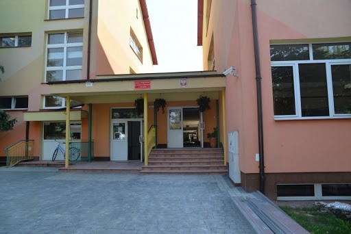 Punkt masowych szczepień może zostać utworzony w hali przy szkole podstawowej w Połańcu.