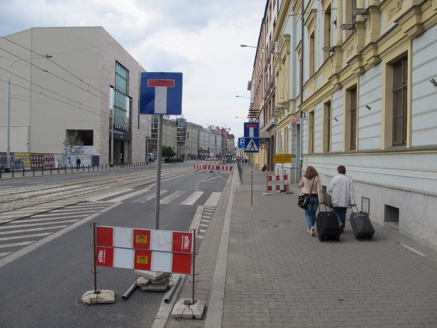 Wrocław: Ulica Piłsudskiego niespodziewanie zamknięta. Są utrudnienia [ZDJĘCIA]