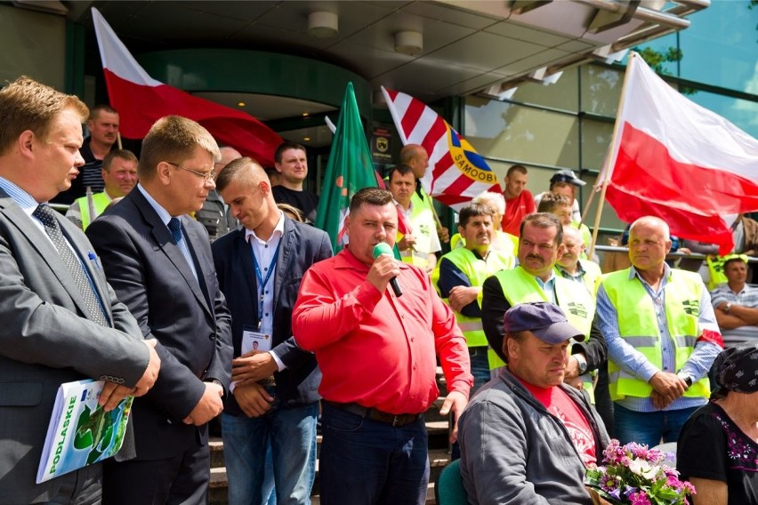 Urząd marszałkowski. Rolnicy zorganizowali protest (zdjęcia, wideo)