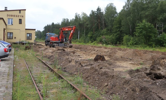 W Dobieszynie, na kolejowej „ósemce” wykonawca prowadzi prace ziemne, ma być tu budowany nowy nasyp.