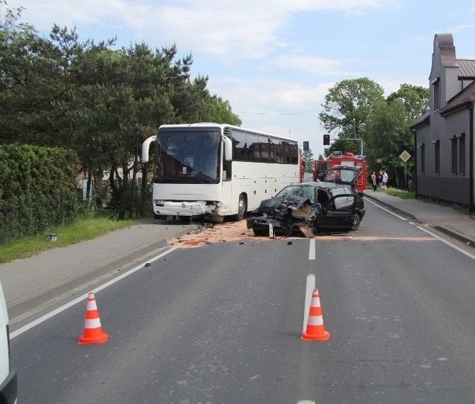 Babice. Śmiertelny wypadek na dk 44. Osobówka zderzyła się z autobusem [ZDJĘCIA]