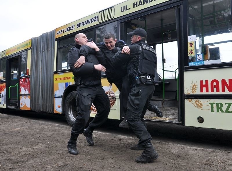 Ćwiczenia służb mundurowych - interwencja w autobusie (zdjęcia, wideo)