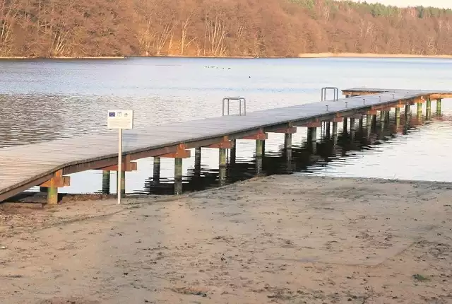 Wybudowany w 2014 r. pomost w Siemczynie nad jeziorem Drawsko. Podobne obiekty planowane są nad jeziorami w innych miejscowościach 
