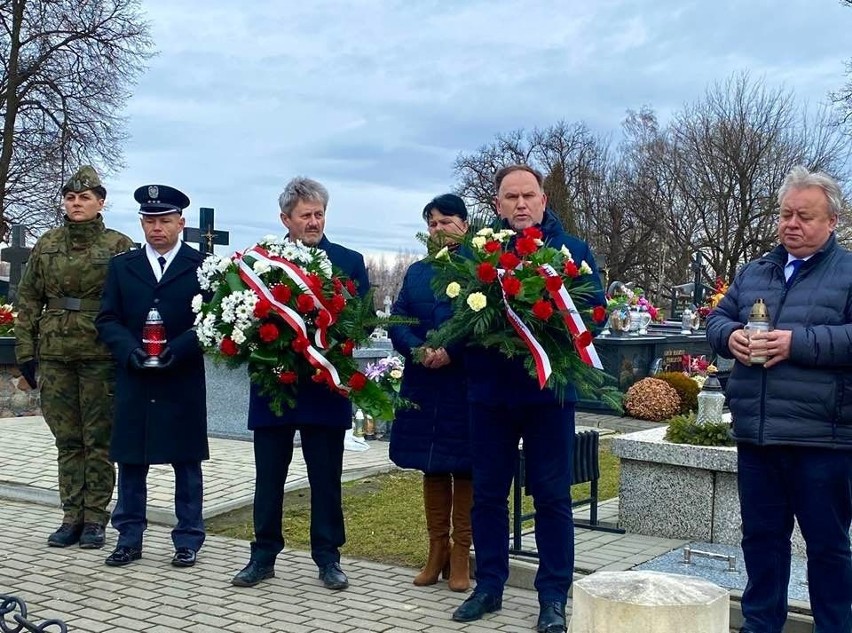 Uroczystości patriotyczne w 159. rocznicę wybuchu Powstania Styczniowego w gminie Dwikozy. W miejscach pamięci złożono kwiaty 