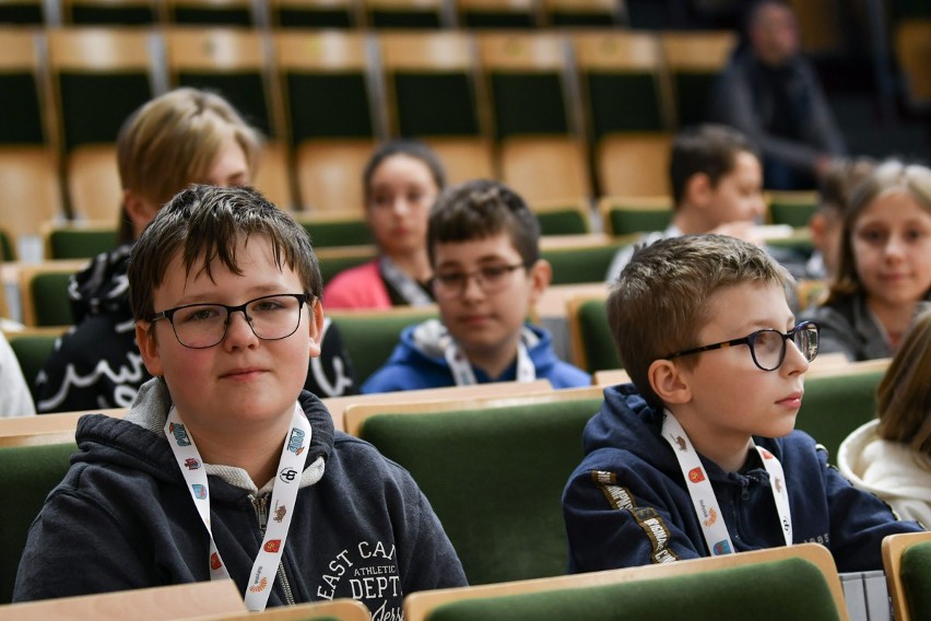 Zajrzą do pracowni malarza, dowiedzą się, na czym polega...