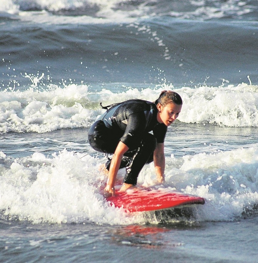 Podstawy surfingu i wakacje na fali