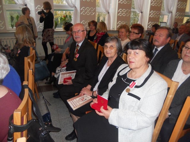 Bielińscy emerytowani nauczyciele zasłużyli na odznaczenia. Od prawej Maria Skrzyńska, Tadeusza Kowalczyk i Teresa Chlewicka.