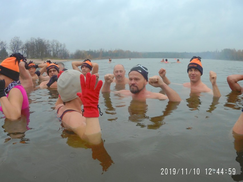 Starachowicki Klub Morsów Wektor zainaugurował sezon. Była kąpiel i zabawa na plaży